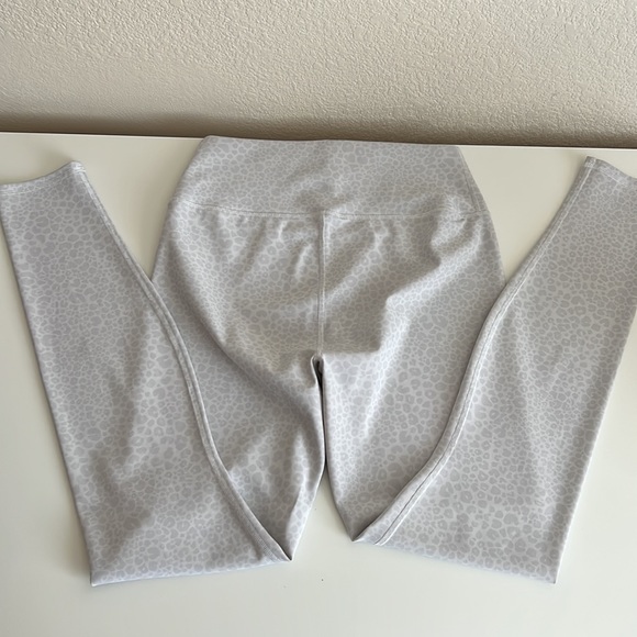 Alo Yoga Women’s High Waist White Leopard Vapor Legging, Large, 28” - Picture 4 of 7